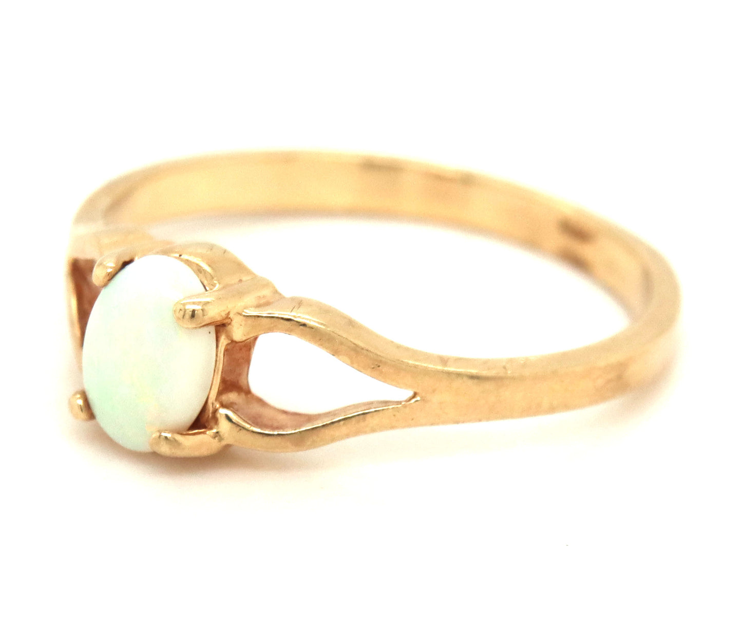 10kt Yellow gold opal ring