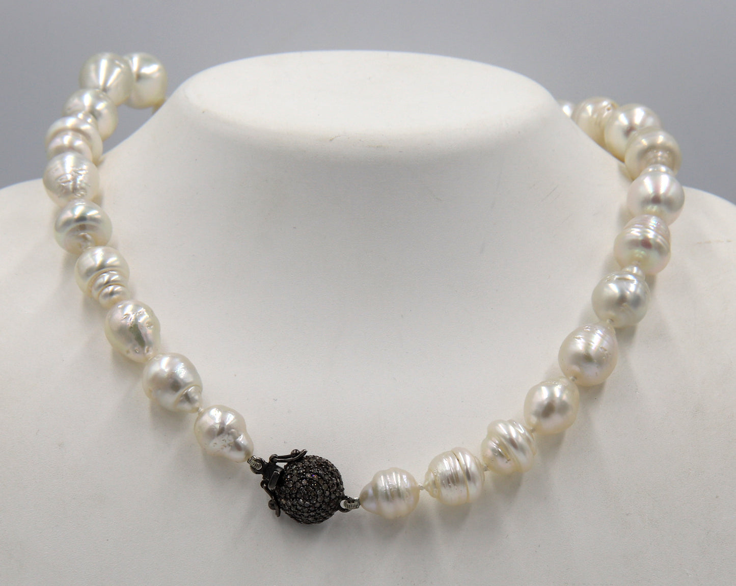 Barqoue pearl necklace