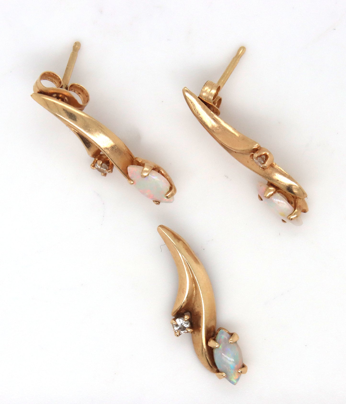 Set of 14kt Yellow gold Opal earrings and pendant