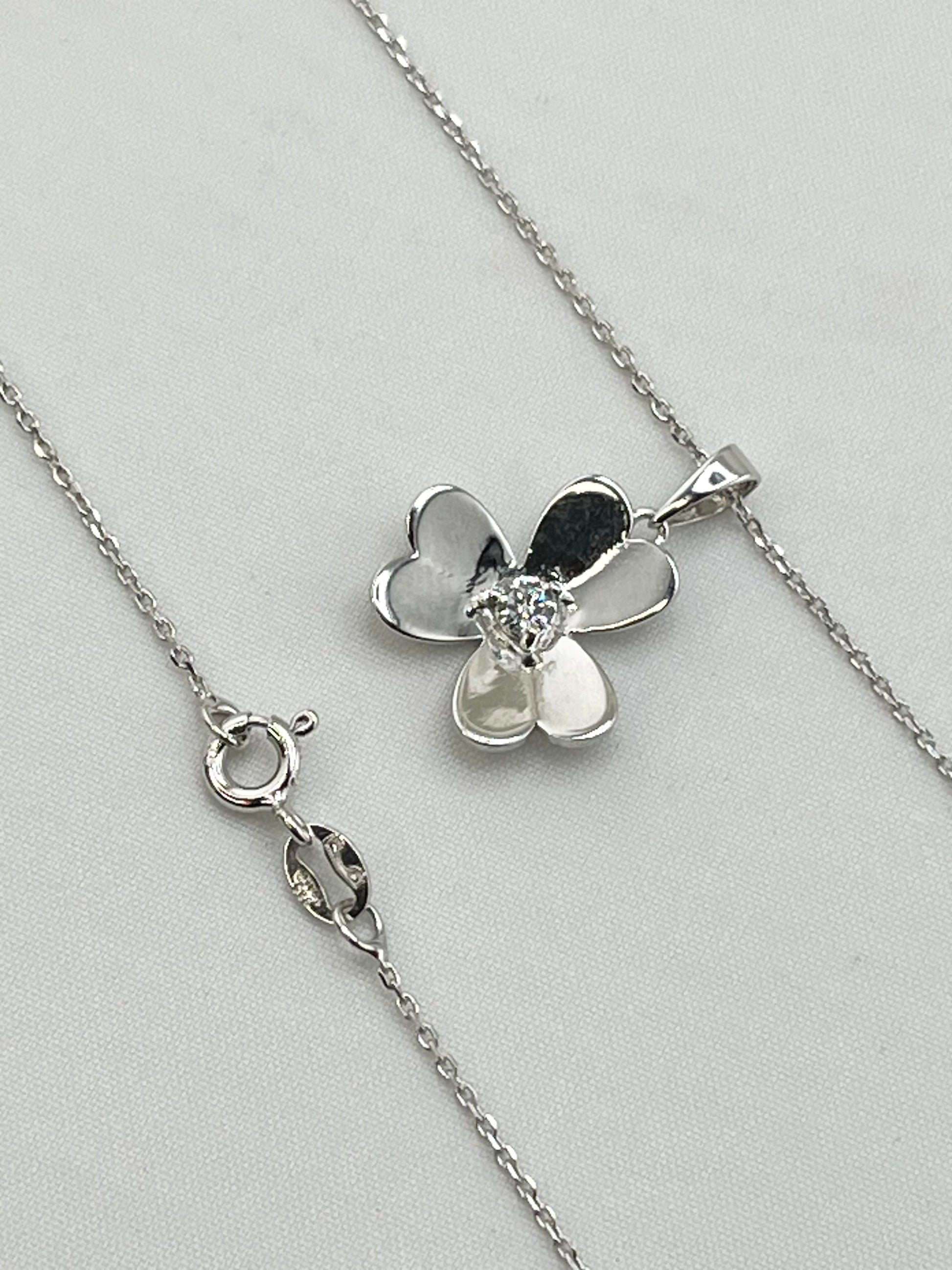 925 Sterling Silver Set Of Pendant And Earrings Floral With heart Shape Petals