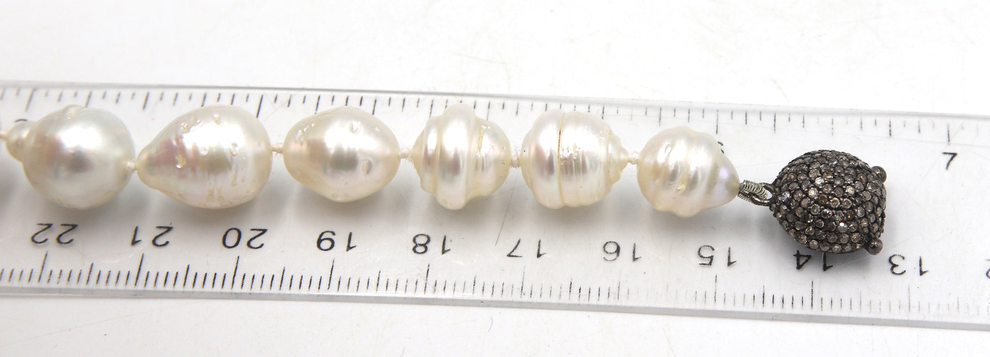 Barqoue pearl necklace