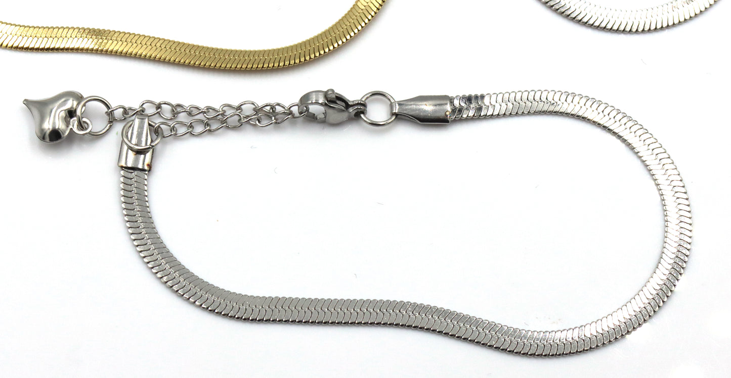 Set of 2 necklaces and matching bracelets