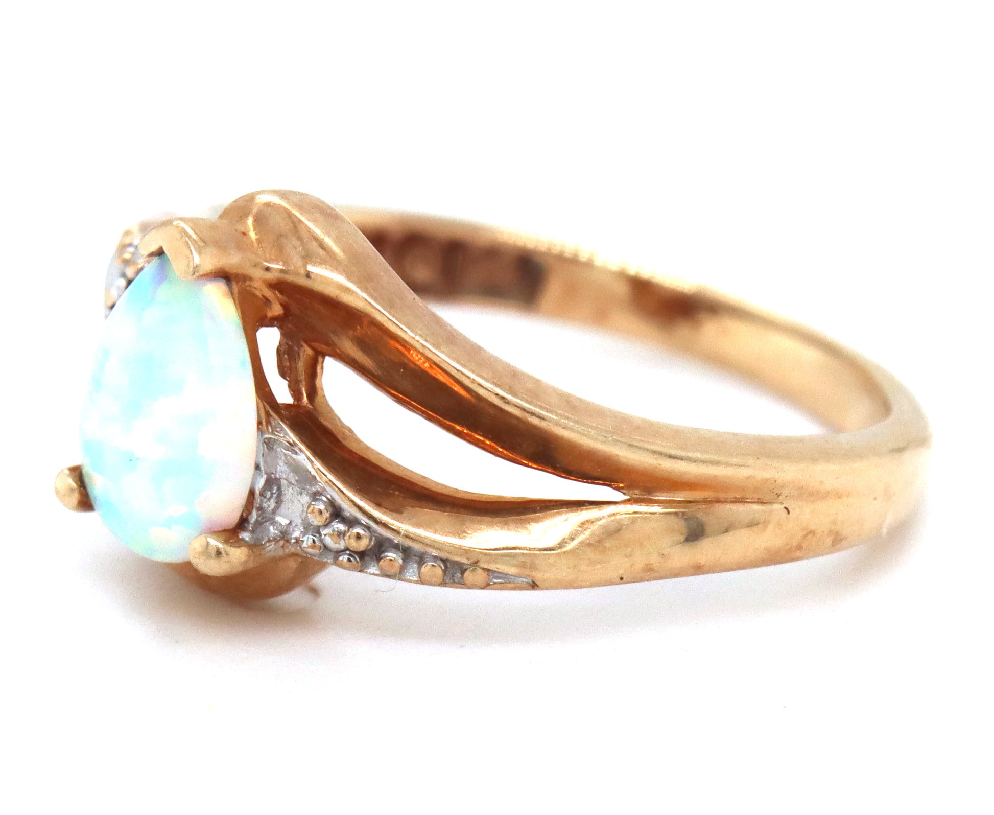 10kt Yellow gold Synthetic opal ring