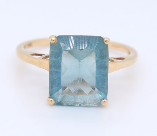 10K Yellow Gold blue Topaz Ring