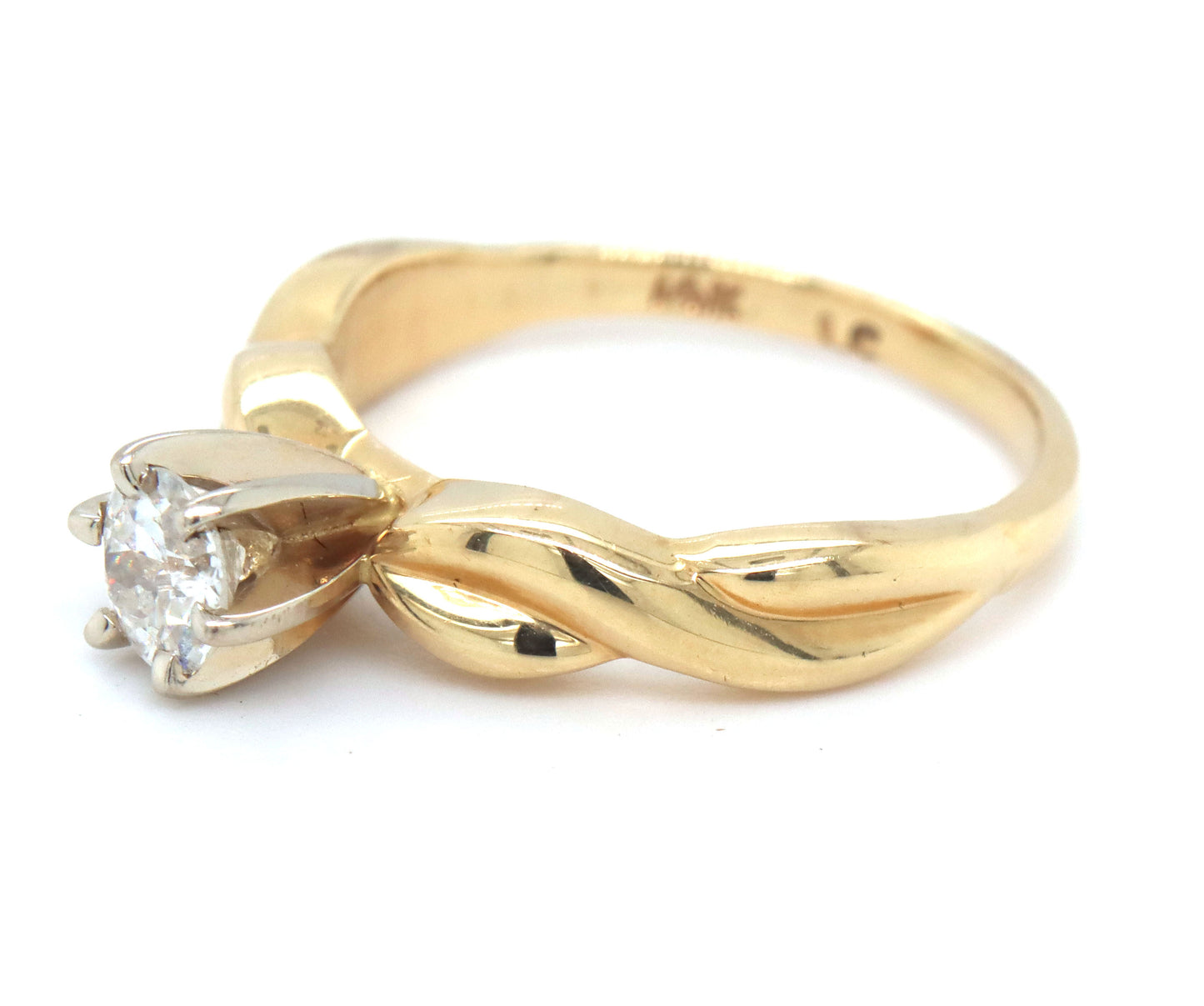 14kt Yellow gold round brilliant cut diamond ring