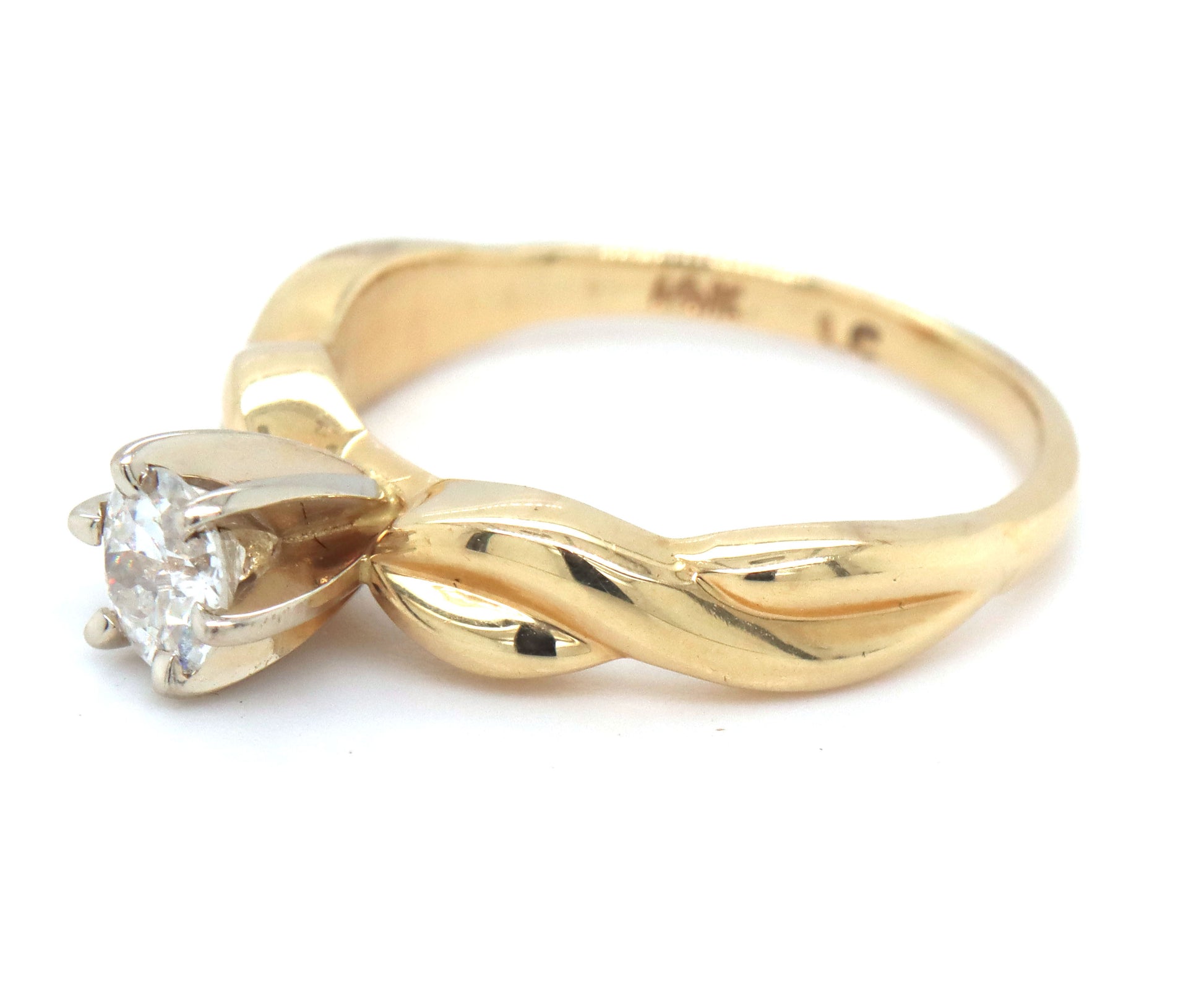 14kt Yellow gold round brilliant cut diamond ring