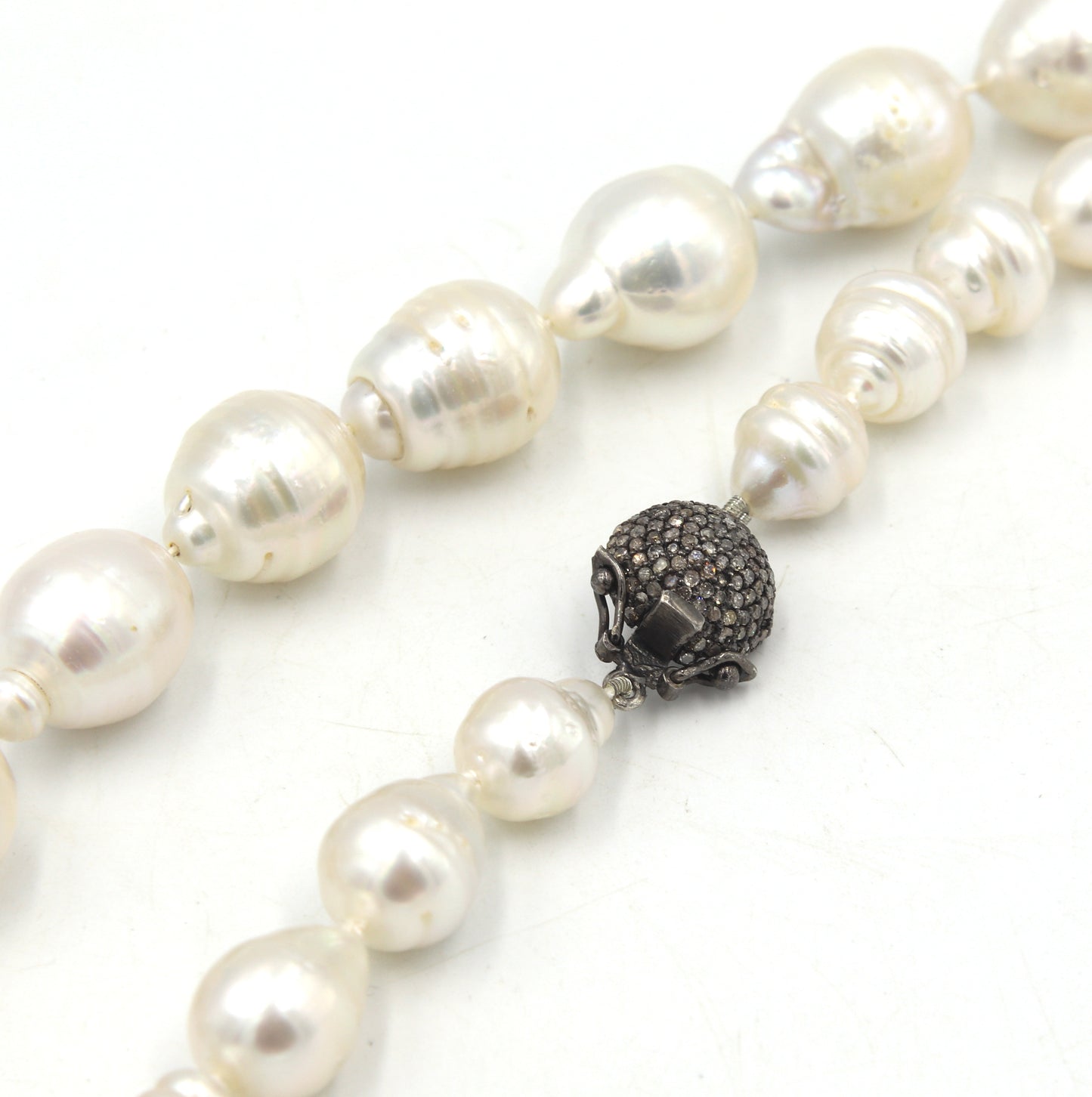 Barqoue pearl necklace