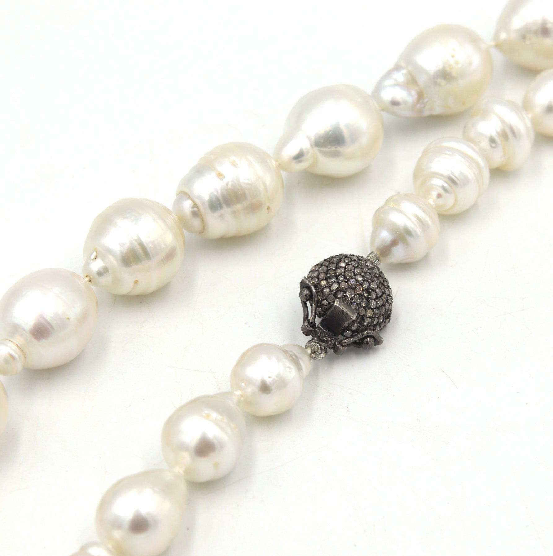Barqoue pearl necklace