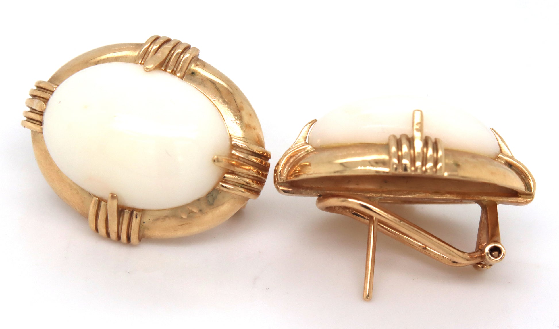 Set of 14kt yellow gold white agate ring and matching earrings