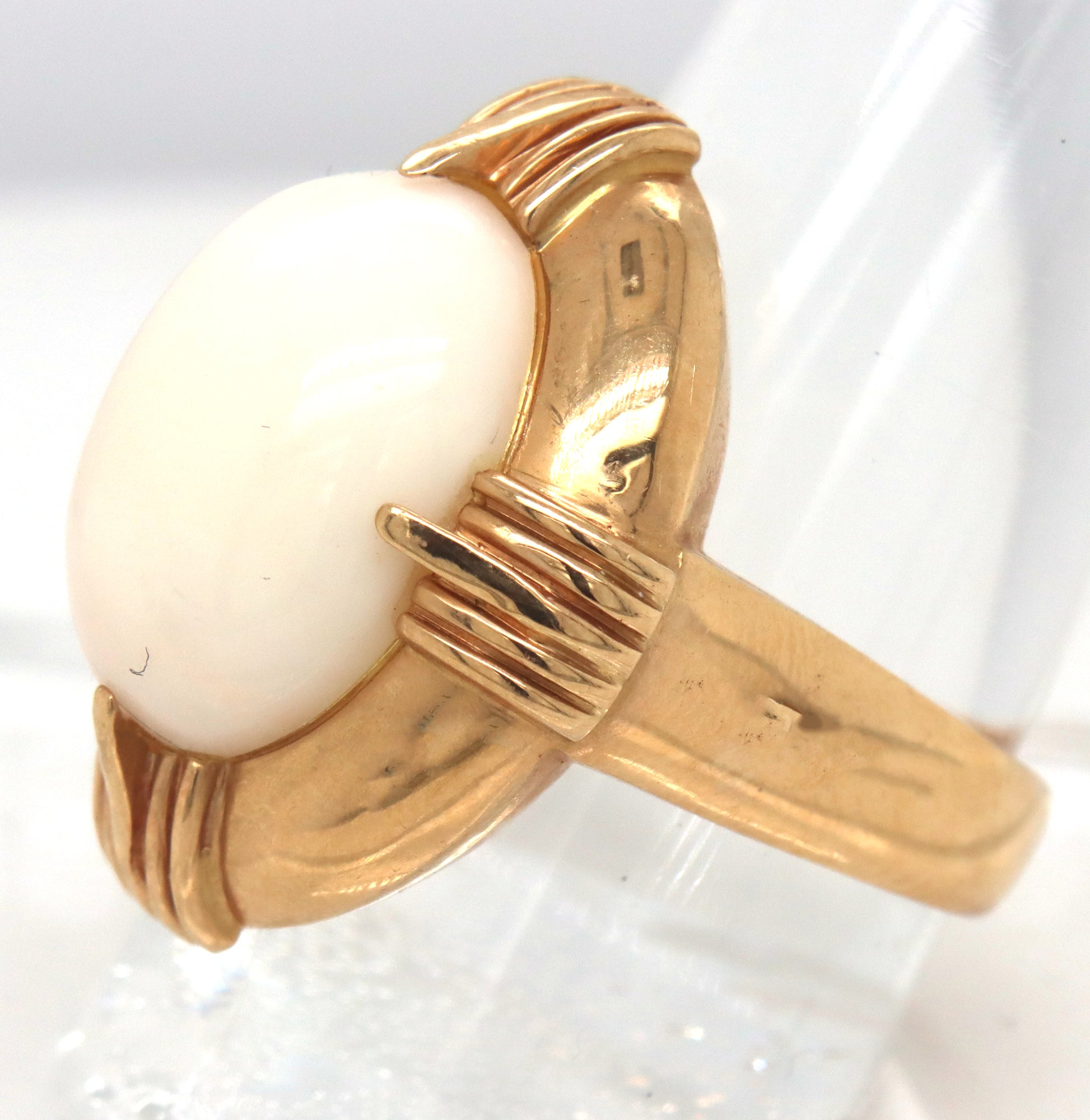 Set of 14kt yellow gold white agate ring and matching earrings