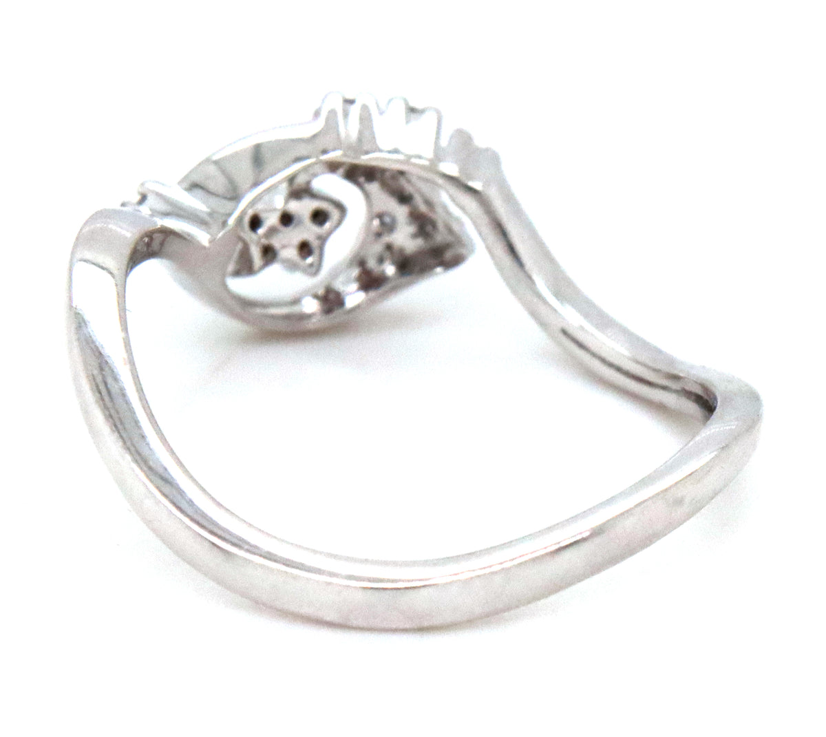 14kt White gold diamond wavy ring
