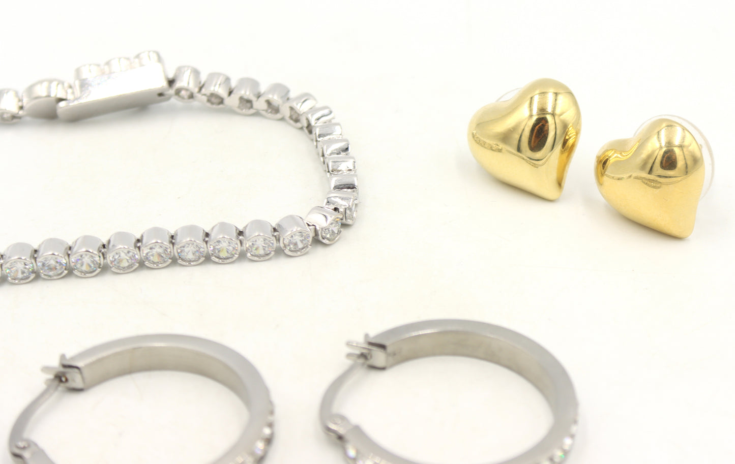 Lot of fashion jewelry