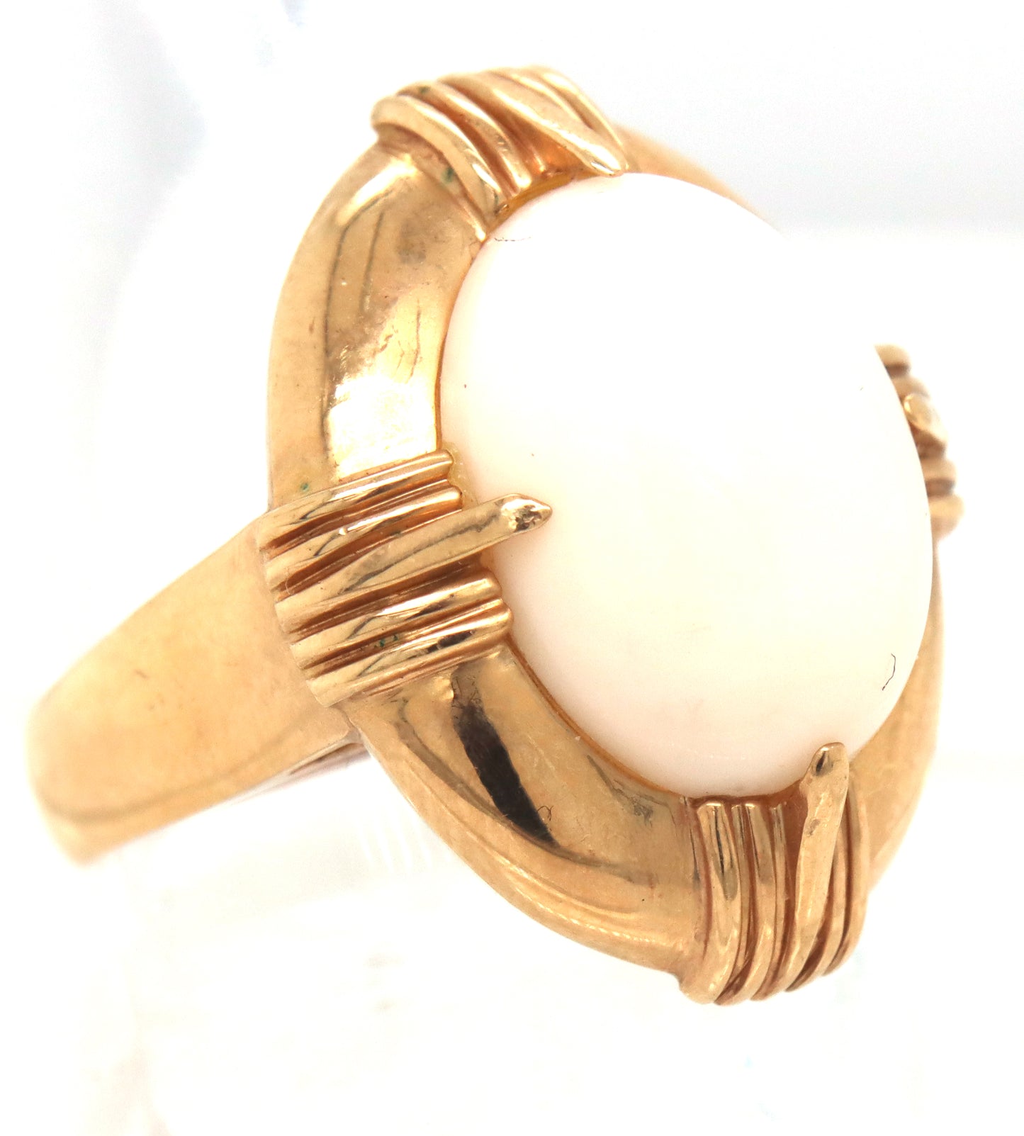 Set of 14kt yellow gold white agate ring and matching earrings