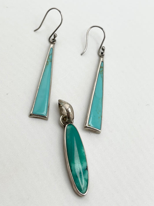 925 Sterling Silver Mexican Turquoise Dangle Earrings  And A Matching Oval shaped Pendant
