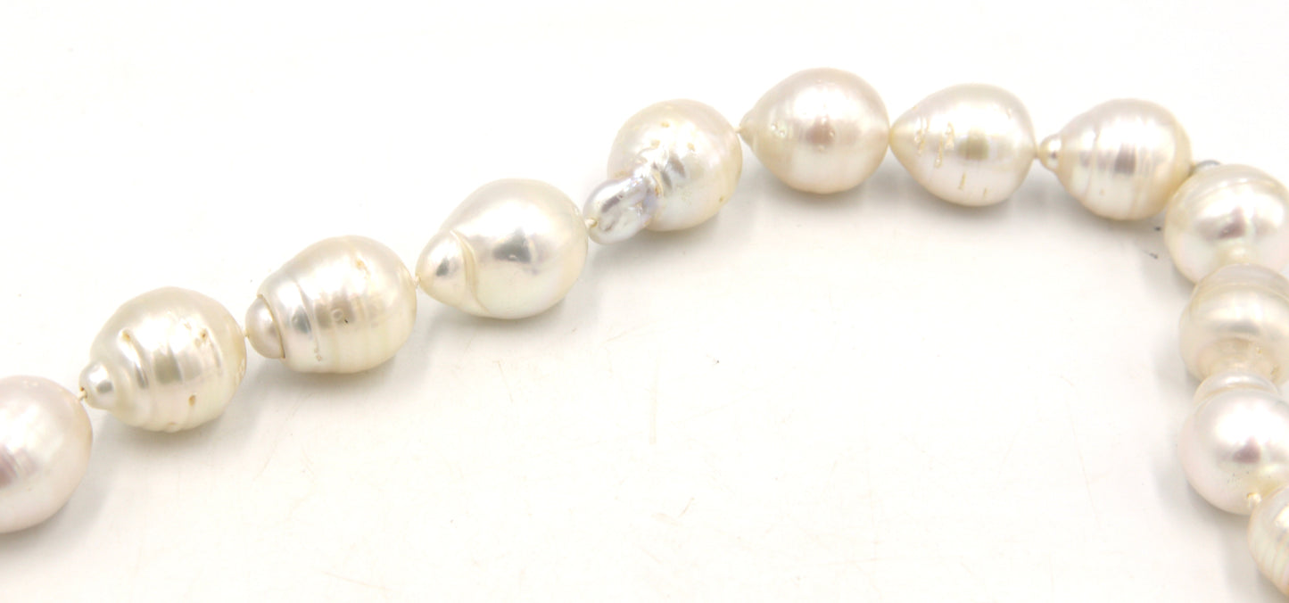 Barqoue pearl necklace