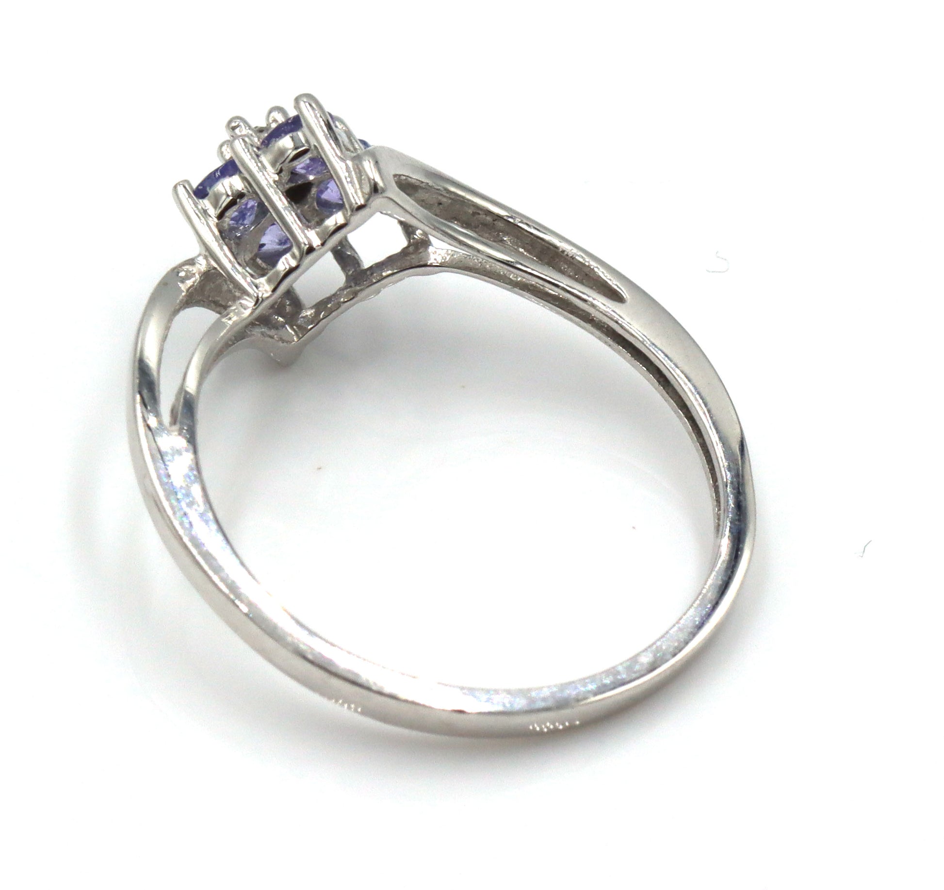 10kt White gold Iolite flower style ring