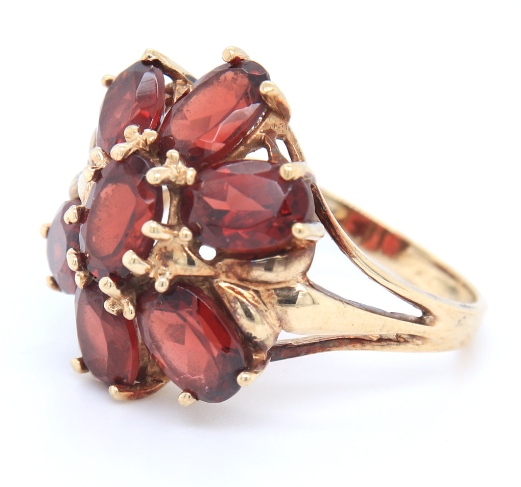 Attractive 10KT Yellow Gold Tourmaline Flower Style Ring